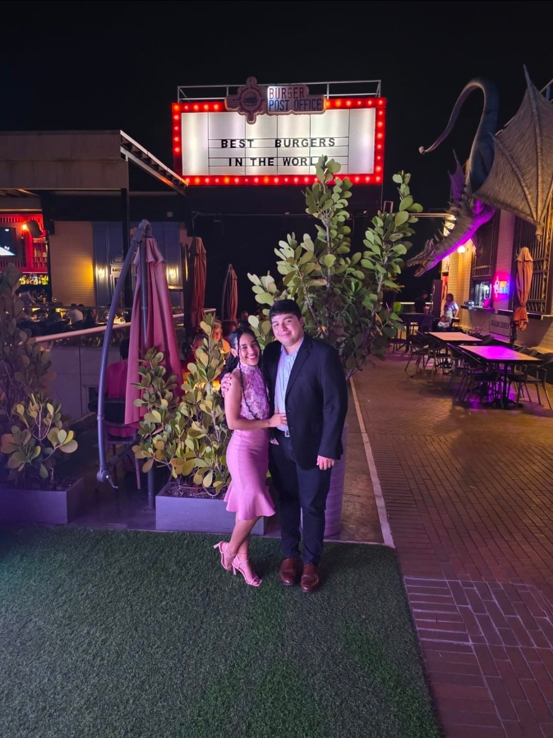 Yinelis y su pareja abrazados durante una salida nocturna